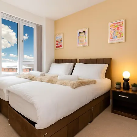 Modern Townhouse - Sleeps 14 - Free Parking Feriehus