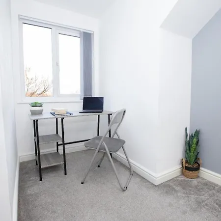Modern Townhouse - Sleeps 14 - Free Parking * Manchester