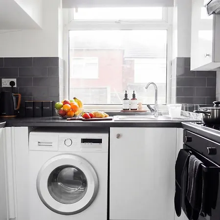 Spacious 3Br Family Home Near Coop Live And Etihad Stadium - Free Parking! Дом отдыха