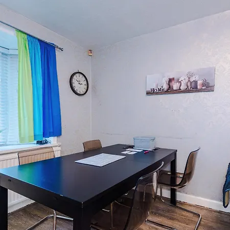 3br By Kammili With Free Parking & Fast Access Manchester