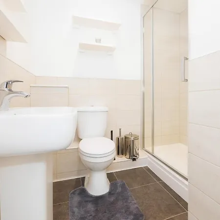 Townhouse Sleeps 14 - Free Parking