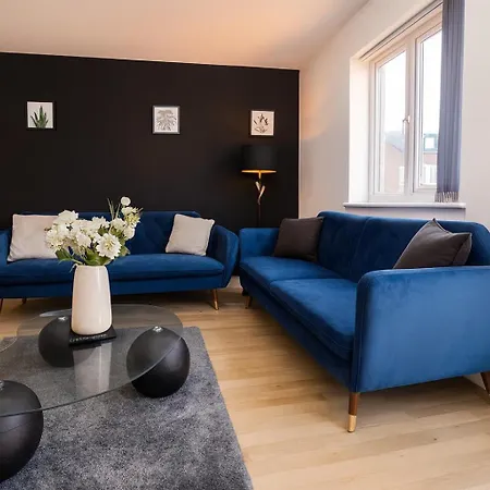 Townhouse - Sleeps 14 - Free Parking Tatil Evi