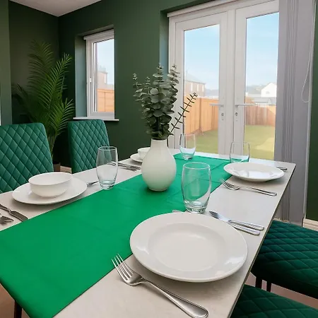Townhouse - Sleeps 14 - Free Parking