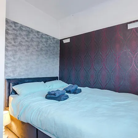 3br By Kammili With Free Parking & Fast Access Manchester