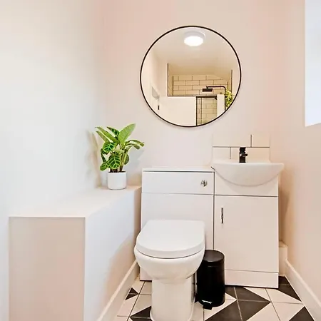 Spacious & Modern 3 Bedroom In - Private Parking Prázdninový dům *