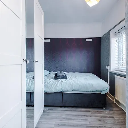 3br By Kammili With Free Parking & Fast Access Nyaraló