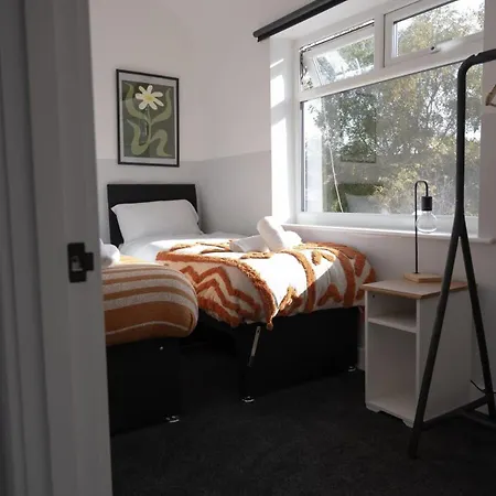 Spacious & Modern 3 Bedroom Home In Manchester - Private Parking Semesterbostad