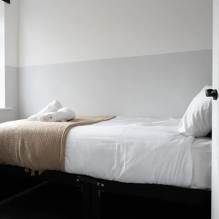Spacious & Modern 3 Bedroom Home In Manchester - Private Parking Manchester