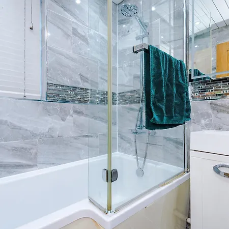 3br By Kammili With Free Parking & Fast Access Manchester