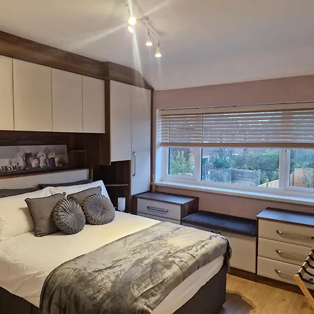 Sleeps 5 - Free Parking - Near Airport & Manchester