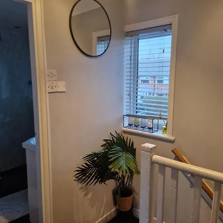 Dom wakacyjny Sleeps 5 - Free Parking - Near Airport & *