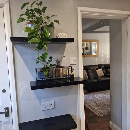 Cosy Manchester 3-Bed House With Parking Sleeps 5