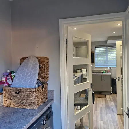Cosy 3-bed House With Parking Sleeps 5 Casa de Férias
