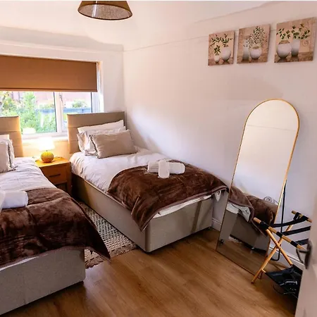 Sleeps 5 - Free Parking - Near Airport & *