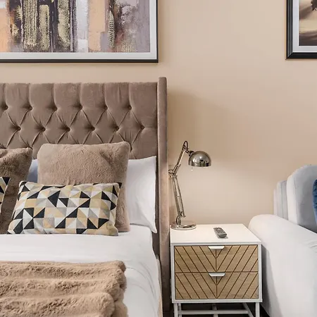 民宿 Prestige Mcr Retreat - Close To Centre-etihad Stadium - Sleeps 11