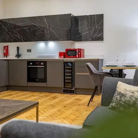 Beautiful Newly Built Flat - Walk To Centre - Pass The Keys Daire