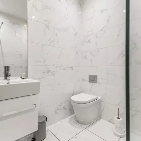 Elegant Ground Floor Apartment In Salford Central - Pass The Keys