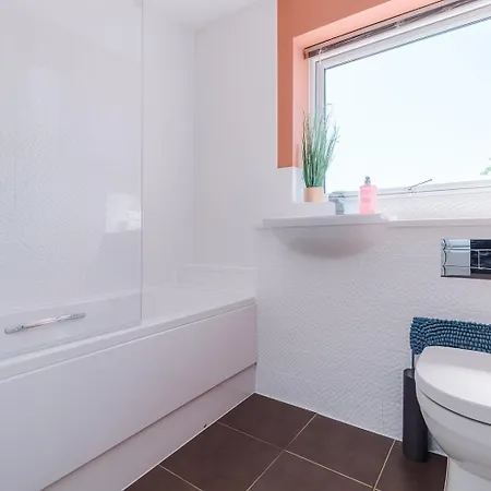 Stunning 3-bdrm House In Manchester-modern&comfort Apartament