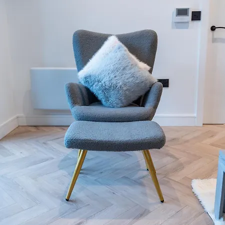 Luxury 2 Bed Apartment, With A Balcony & Canal View In Centre! * Manchester