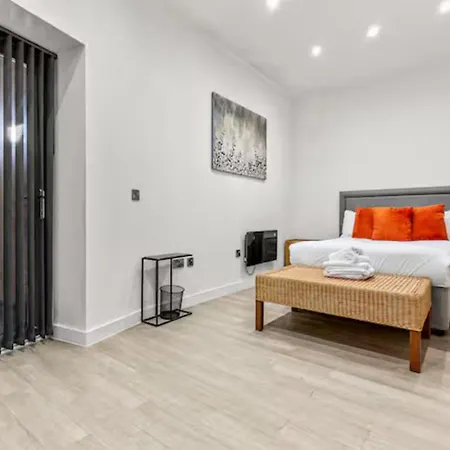 Beautiful Newly Built Flat - Walk To Centre - Pass The Keys *