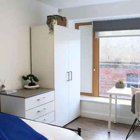 For Students Only - Victoria Point In * Μάντσεστερ