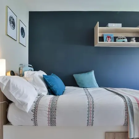 For Students Only - Victoria Point In * Mánchester
