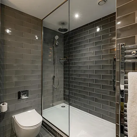 Dakota Airport 4*
