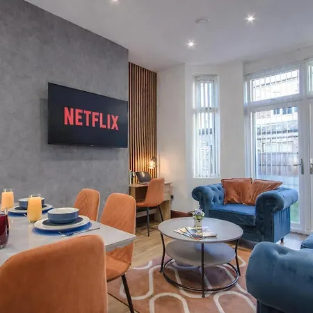 Modern & Spacious 4-bedroom Home, Family & Contractor Friendly, Holiday home