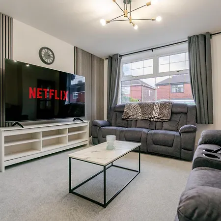 Spacious 4 Bed Ideal For Business & Long Term Stays, Free Parking * Manchester