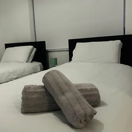 Holiday home Modern 3-br On Edge Of Center With Free Parking