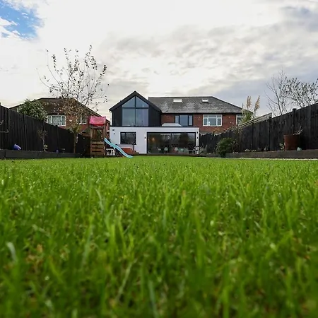 Stunning Family With Hot Tub In Worsley Holiday home