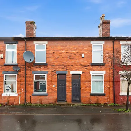 Manchester 2 Bedroom 5 Beds House 10 Minutes Away From City Centre And Hospitals On Street Parking ,Great For Long Term Stays Contractors And Hospital Workers * Manchester