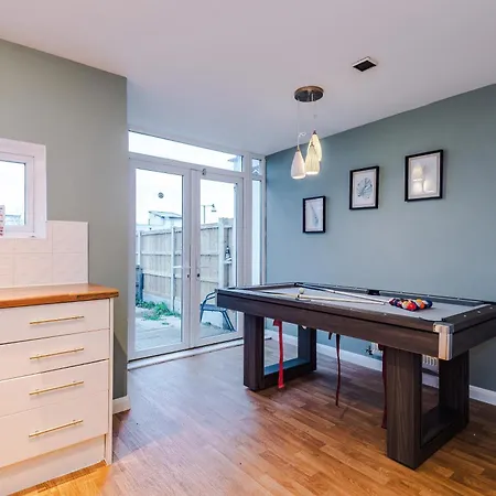 Сasa de vacaciones Stylish House In With Pool Table *