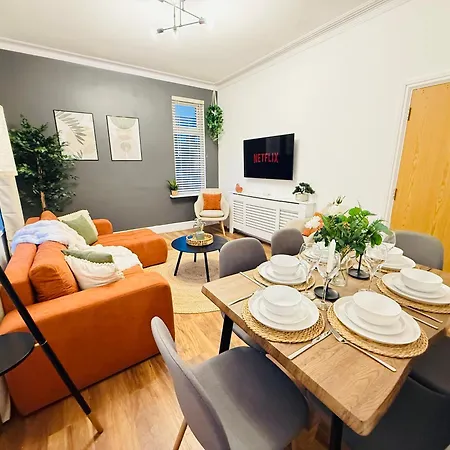 3br House Near Old Trafford With Games Sleeps 8 度假居 曼彻斯特