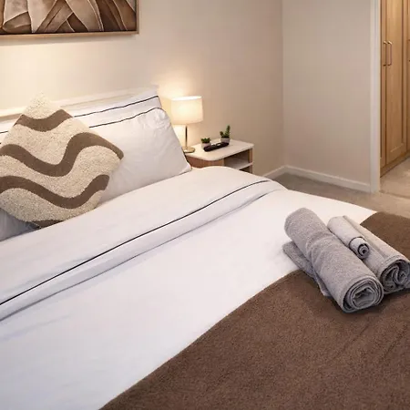 Holiday home Spacious 3-Bed House With Private Yard Manchester