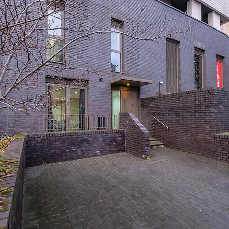 M1 Townhouse Sleeps 8 Parking Fast Wifi Manchester