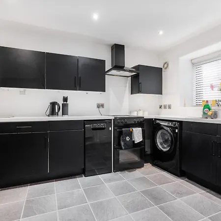 Modern Centre 3bd - Fire Pit - Free Parking בית נופש *