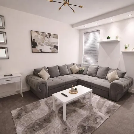 Boutique Home Mcr With Games Table, Sleeps 9 Vakantiehuis