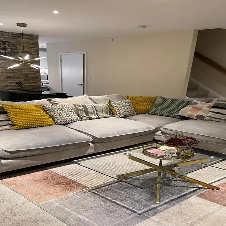 Stylish Townhouse With Parking - Pass The Keys