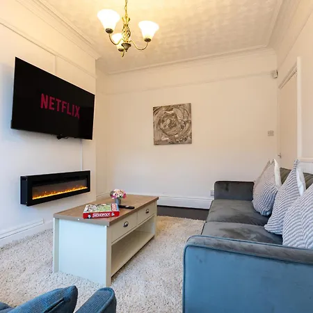 Steps From Old Trafford - Modern Vakantiehuis