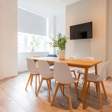 Tatil Evi Stylish Comfort Retreat - Salford, Sleeps 8 Manchester