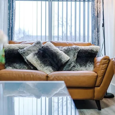 Sleeps 13, Free Parking, Near Etihad & C0-0p Live, 4br Manchester