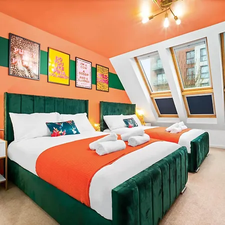 Stylish 4 Bed House With Garden - 4 Doubles Beds & 1 Single Bed - Sleeps 9 - Salford - Free Parking - Smart Tvs In Every Bedroom - Free Netflix - 6 Min To Centre, Close To Trafford Centre, Etihad Stadium, Arena, Clubs & Mor Holiday home