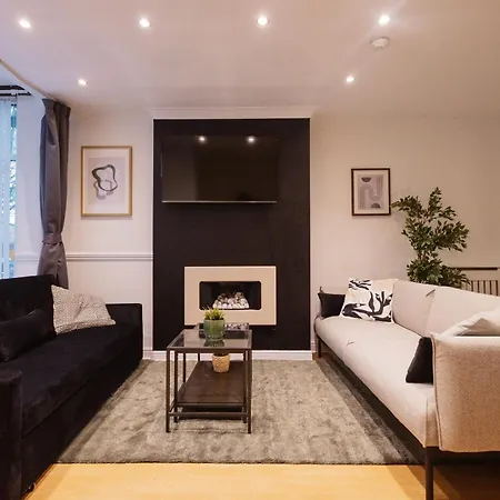Modern 3 Bedroom House In Salford, Sleeps 6, 16 Minutes From Centre, Free Parking And Wi-fi, Weekly & Monthly Stays, Great Rates Available At Peachy