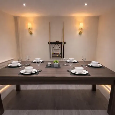 Spacious 3-Bed House With Private Yard * 맨체스터