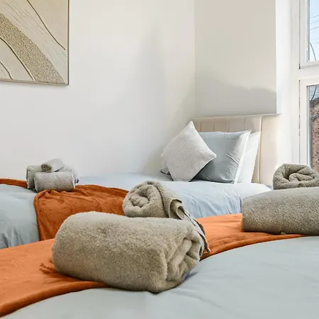 Manchester 2 Bedroom 5 Beds House 10 Minutes Away From City Centre And Hospitals On Street Parking ,Great For Long Term Stays Contractors And Hospital Workers 度假居