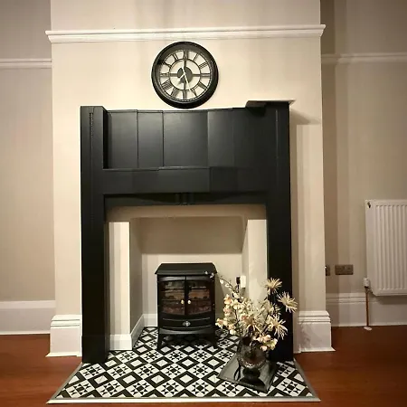 Large Luxury 4 Bedroom With Parking