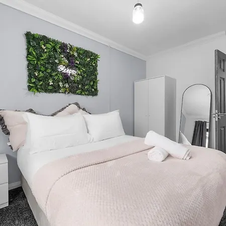 The Vibe & Play Hangout - Hot Tub Retreat