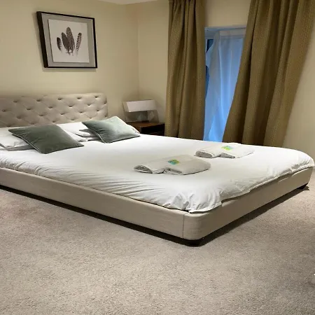 Stylish Townhouse With Parking - Pass The Keys Holiday home Manchester