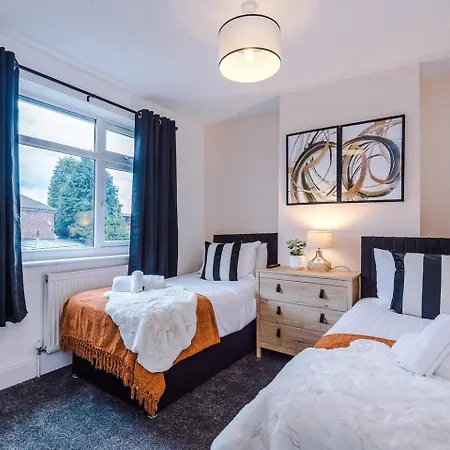 Spacious 4Br Home - Walk To Metrolink - Free Parking - Sleeps 8 Tatil Evi